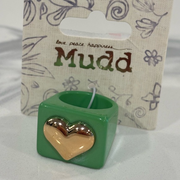 Green ring with gold heart - Picture 1 of 4